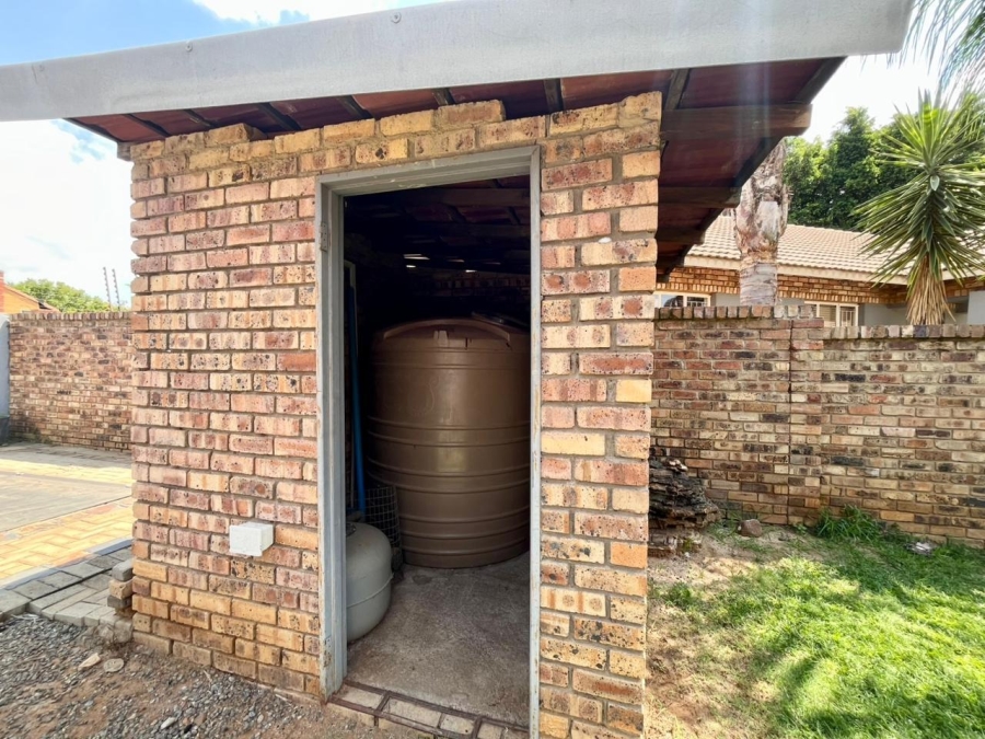 To Let 4 Bedroom Property for Rent in Waterval East North West